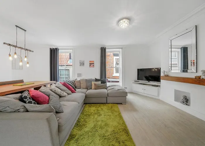 30 Percent Off! The Central Whitby Gem - 4 Bedrooms