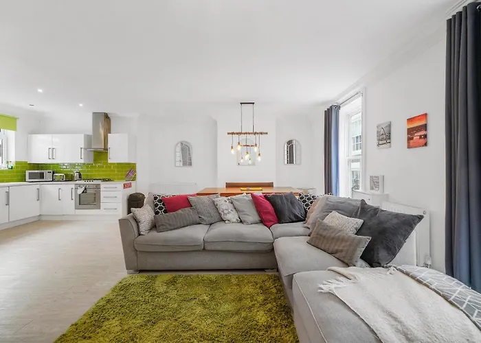 30 Percent Off! The Central Whitby Gem - 4 Bedrooms