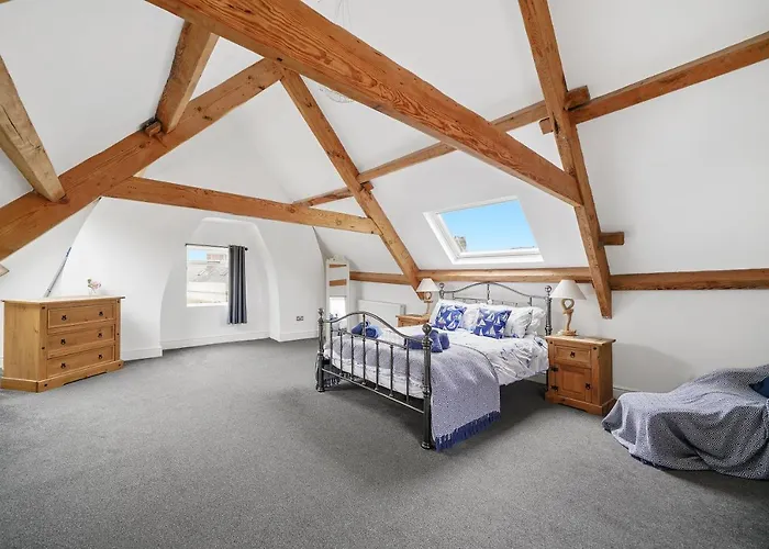 30 Percent Off! The Central Whitby Gem - 4 Bedrooms