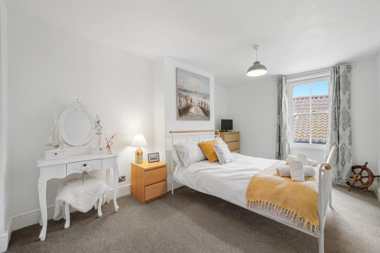 Apartment 30 Percent Off! The Gem - 4 Bedrooms Whitby