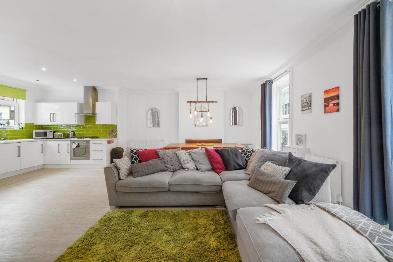 30 Percent Off! The Gem - 4 Bedrooms Apartment Whitby